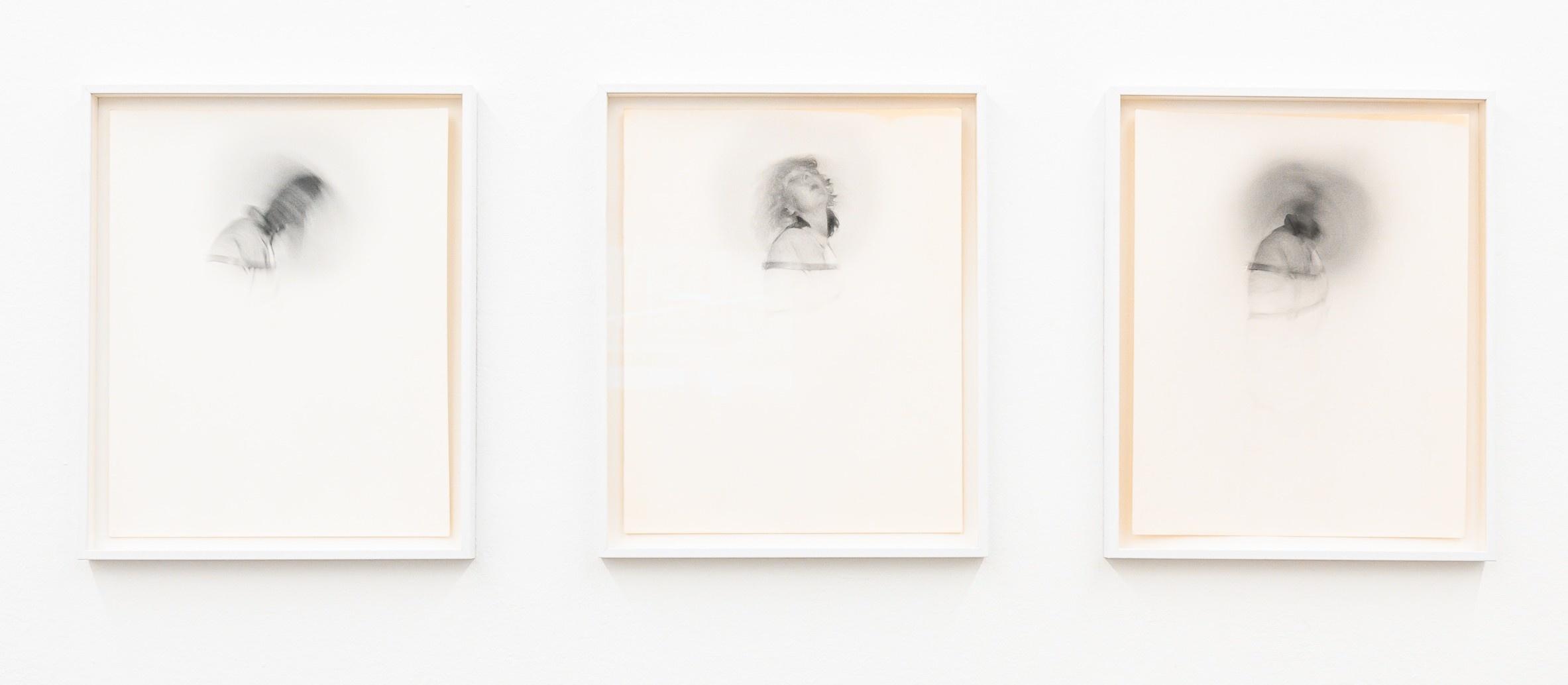 Sekundenskulpturen, Bondage, unscharf, 3 Teile aus 4-teiliger Serie - Margot Pilz 